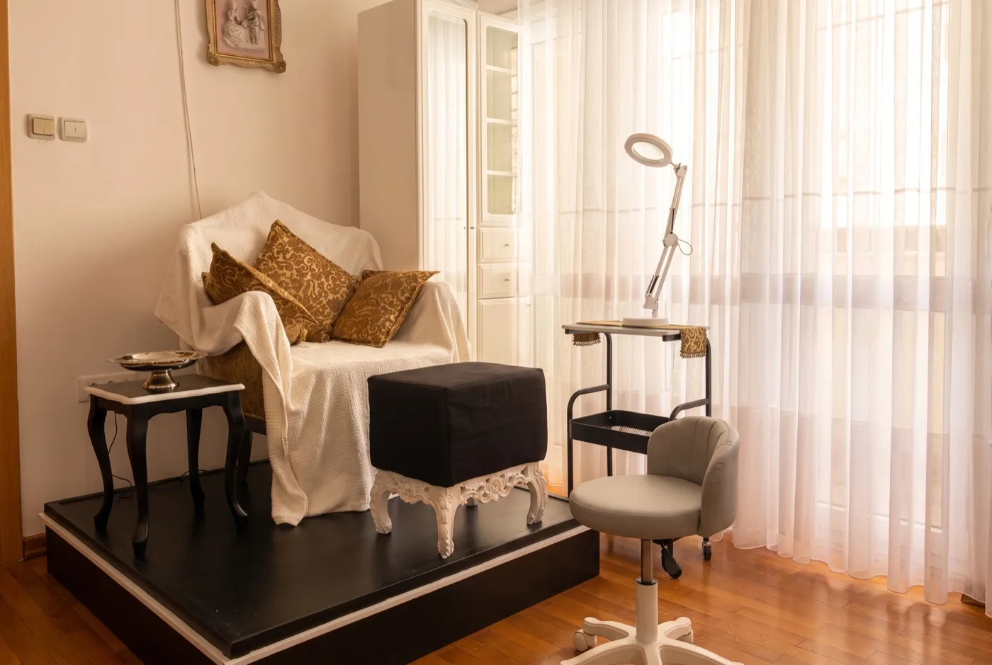 AMRITA pedicure corner: chair on a podium